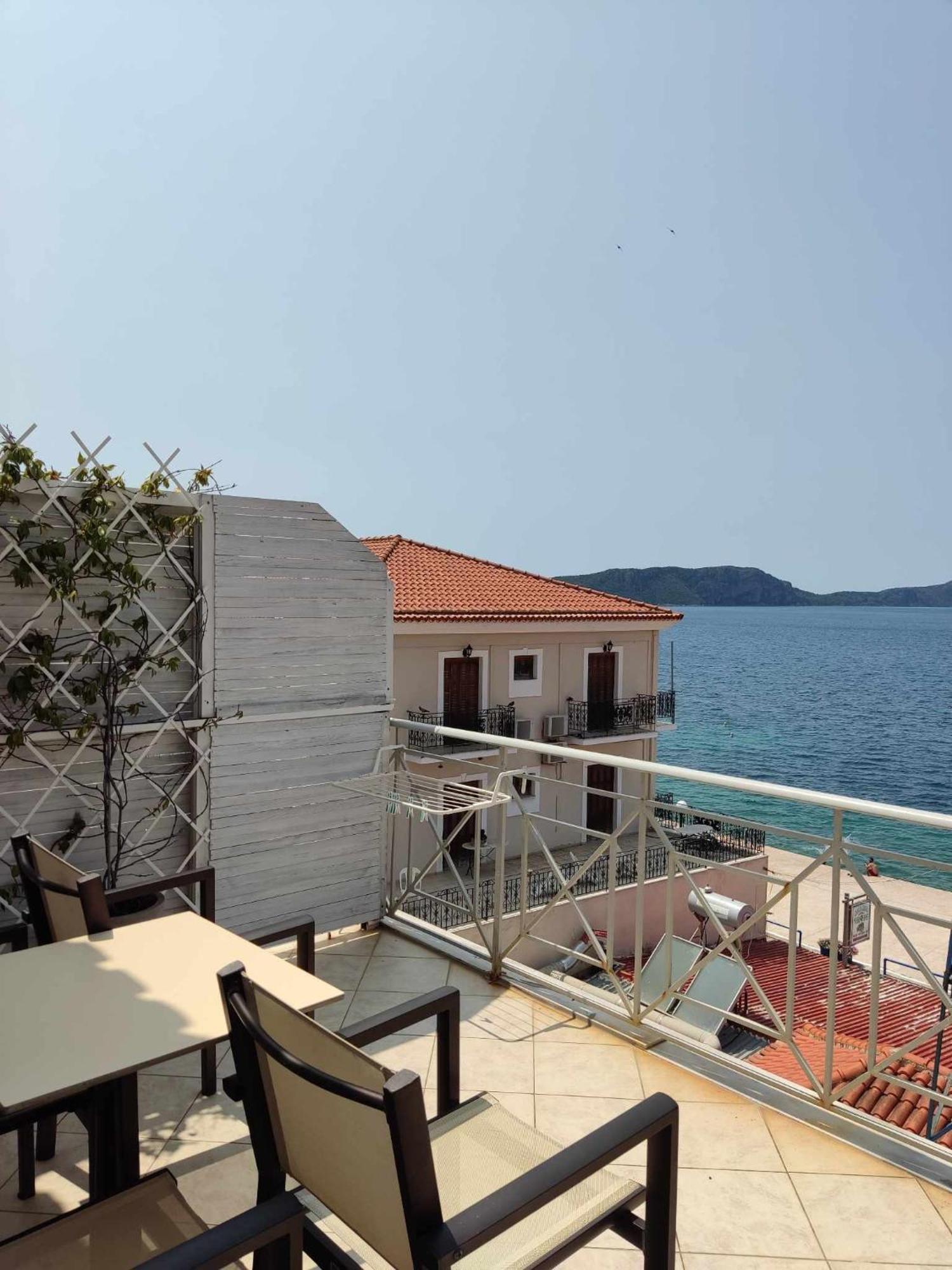 Aparthotel Ta Adelfia Pylos Exterior foto