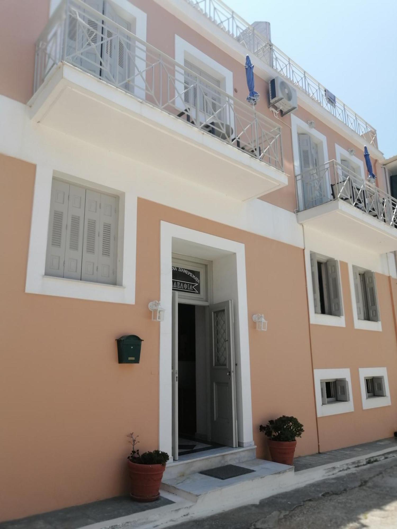 Aparthotel Ta Adelfia Pylos Exterior foto