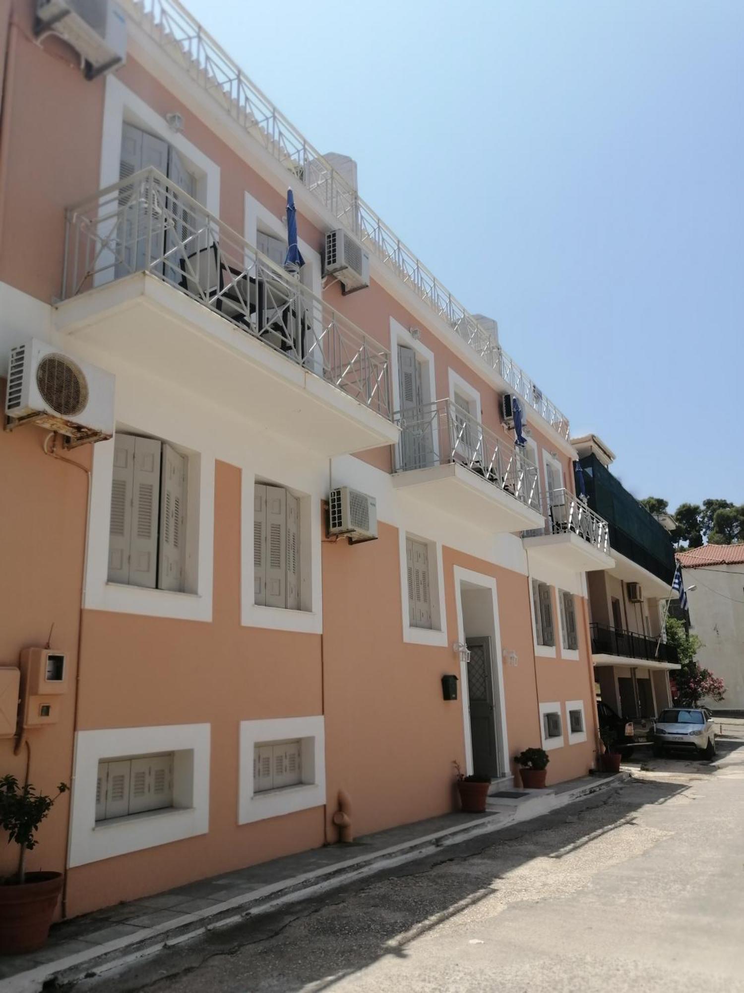 Aparthotel Ta Adelfia Pylos Exterior foto
